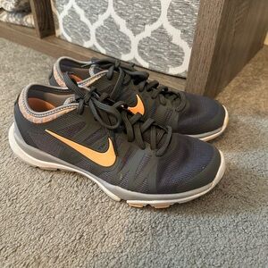 Womans Nike tennis shoes, like new